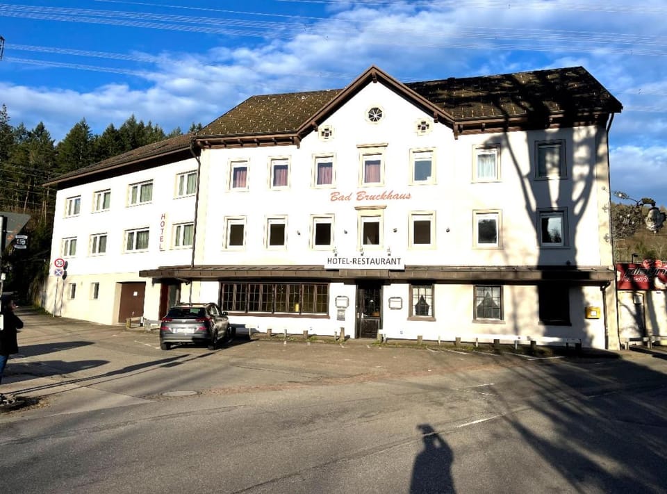 Property building, Day, Neighbourhood, Street view, Location, Parking