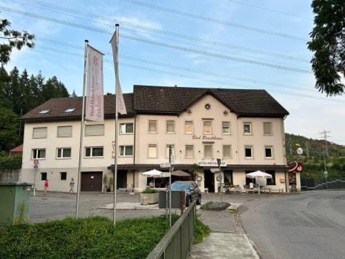 Property building, Restaurant/places to eat, Day, Street view, Location, Parking