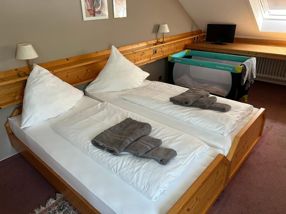 Bed, towels