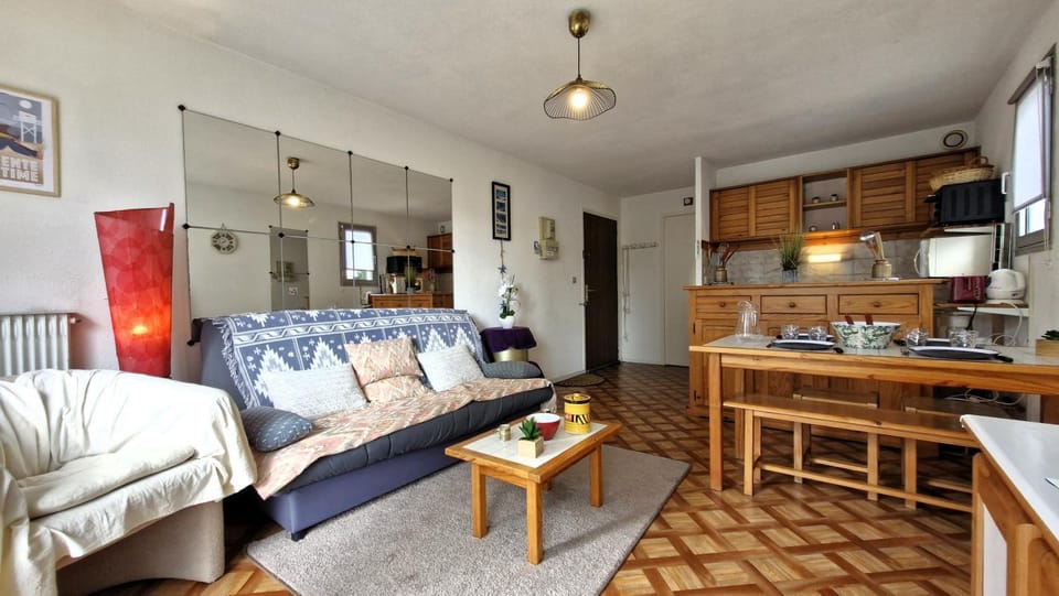 Kitchen or kitchenette, Living room, Seating area, Dining area, minibar