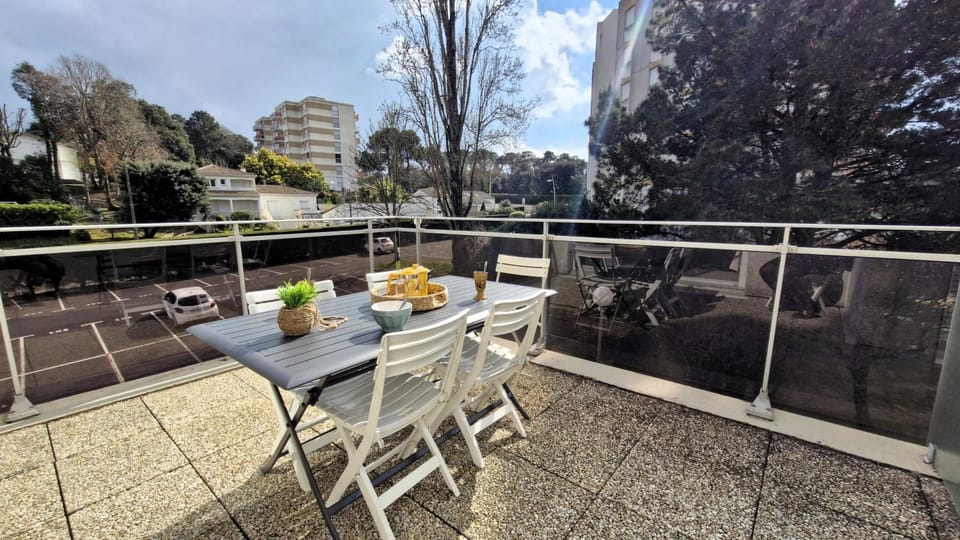 Property building, Patio, Day, View (from property/room), Balcony/Terrace, Dining area
