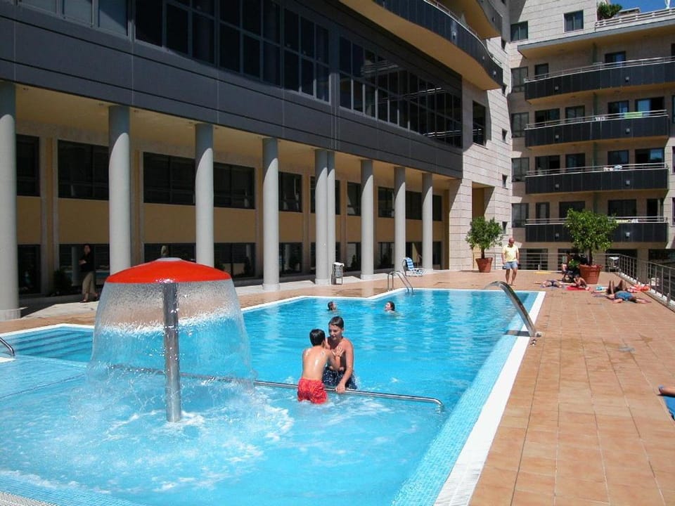 Guests, Swimming pool