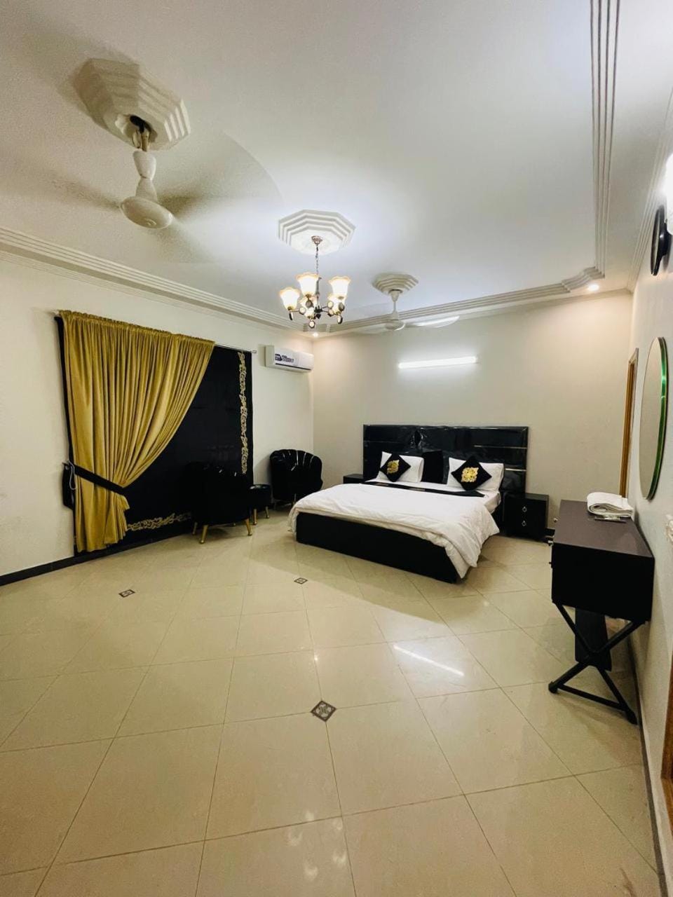 TV and multimedia, Living room, Photo of the whole room, Seating area, Bedroom, air conditioner