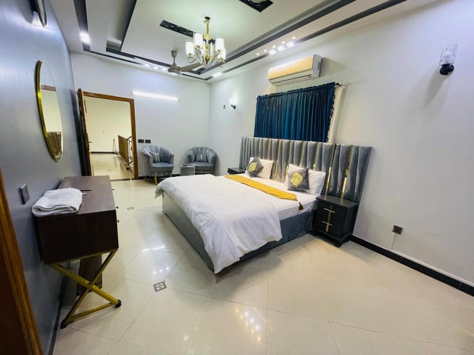 Bed, Living room, Photo of the whole room, Seating area, Bedroom, air conditioner