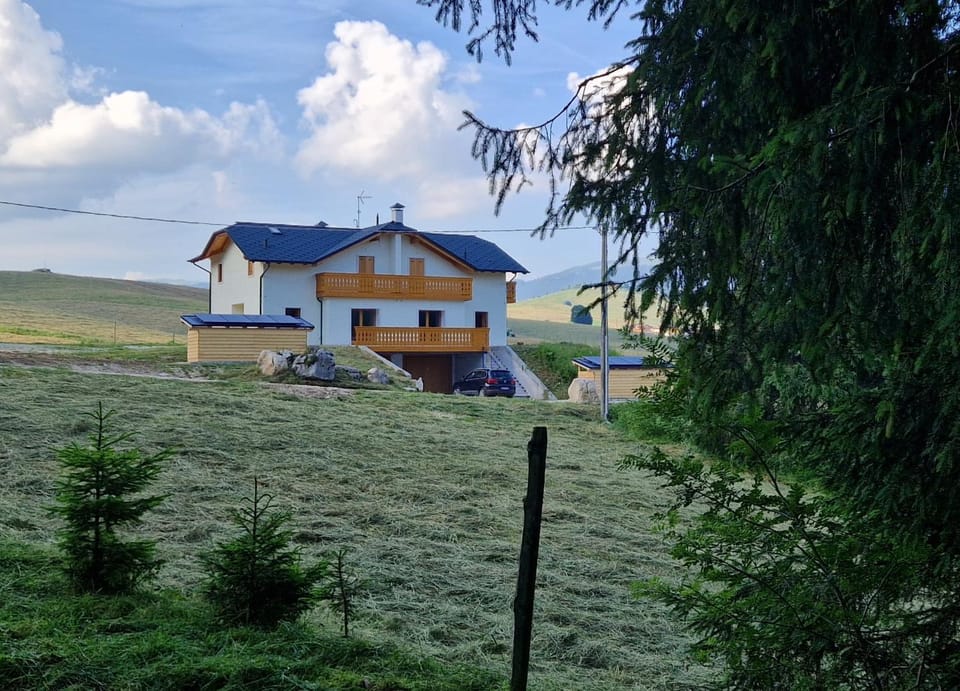 Property building, Day, Natural landscape, Garden, Garden view