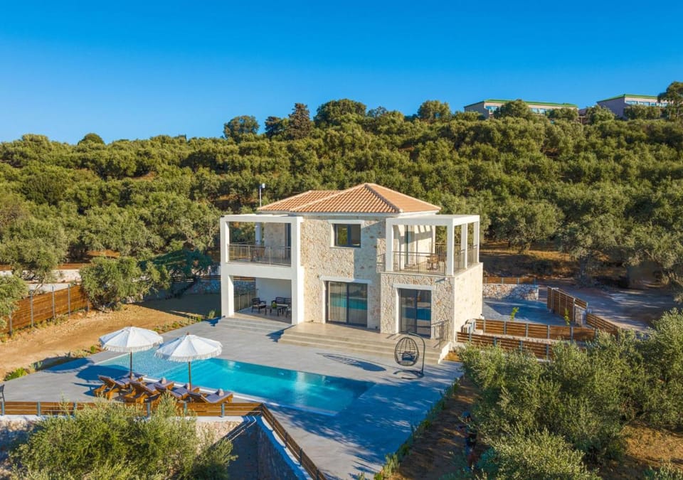 Property building, Spring, Day, Natural landscape, Bird's eye view, Garden, Garden view, Pool view, Swimming pool, sunbed
