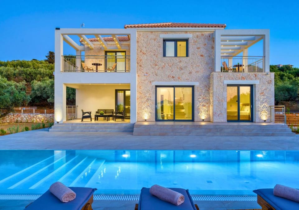 Property building, Patio, Day, View (from property/room), Balcony/Terrace, Pool view, Swimming pool, Swimming pool, sunbed