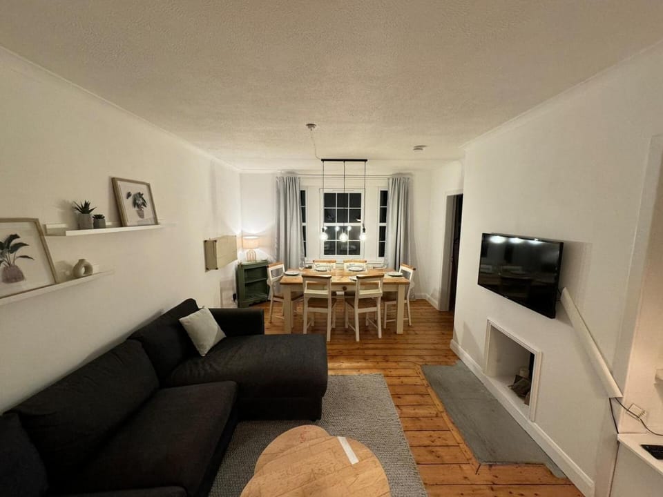 TV and multimedia, Living room, Seating area, Dining area