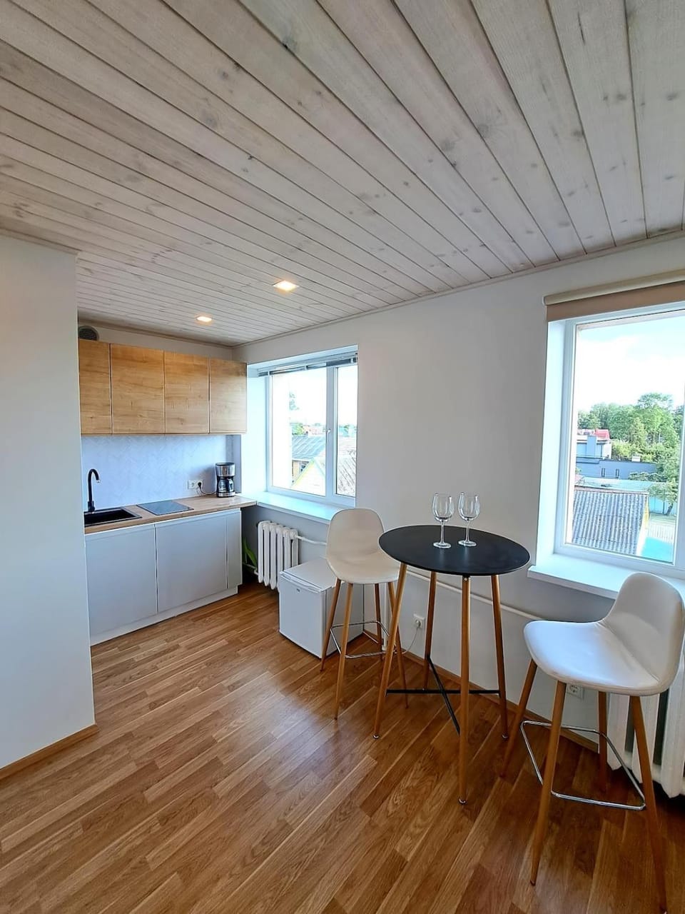 Kitchen or kitchenette, Dining area, stove