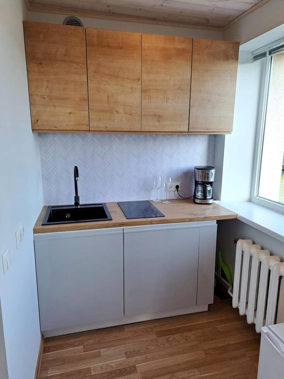 Coffee/tea facilities, Kitchen or kitchenette, stove