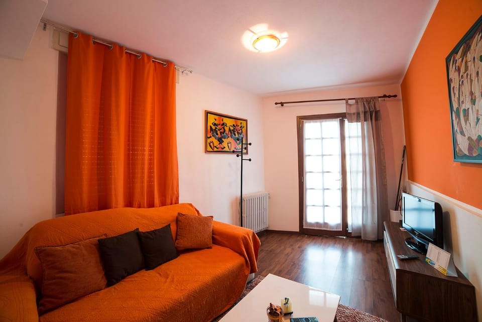 TV and multimedia, Living room, Seating area, Evening entertainment