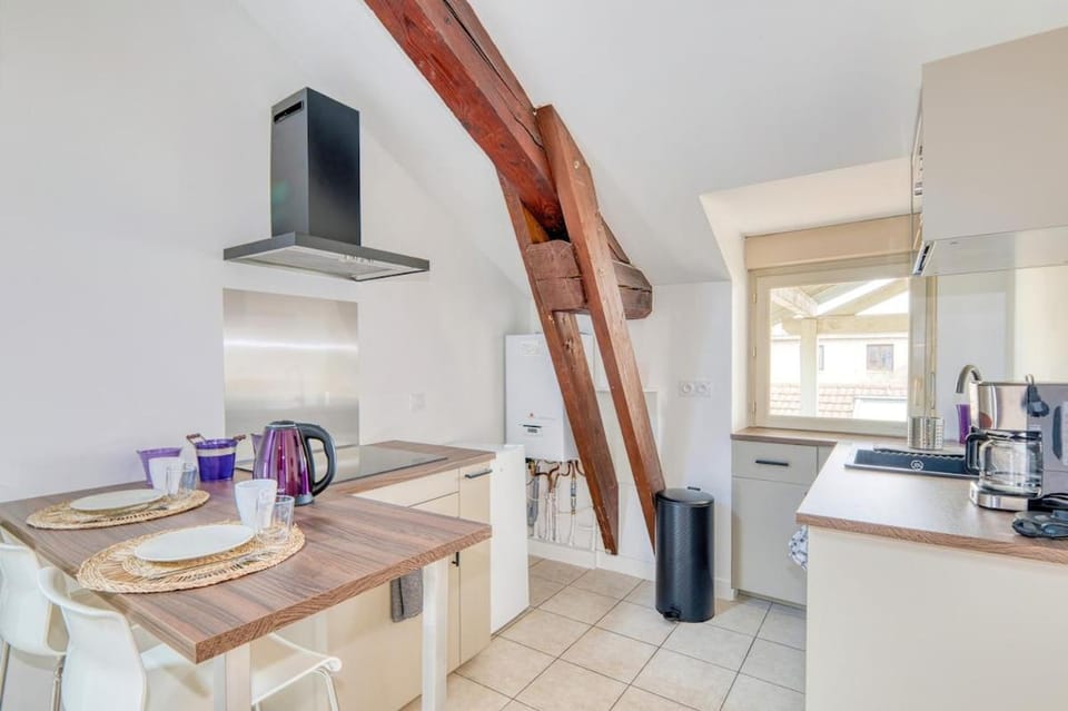 Kitchen or kitchenette, Dining area, stove