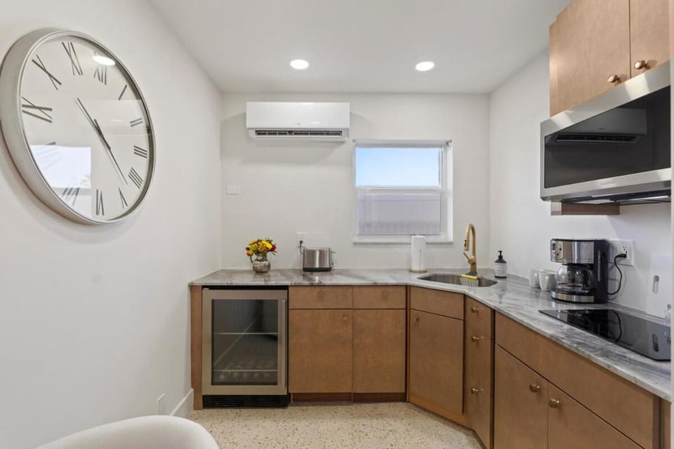 Pool Beachfront Studio Apartment in Lauderdale-by-the-Sea