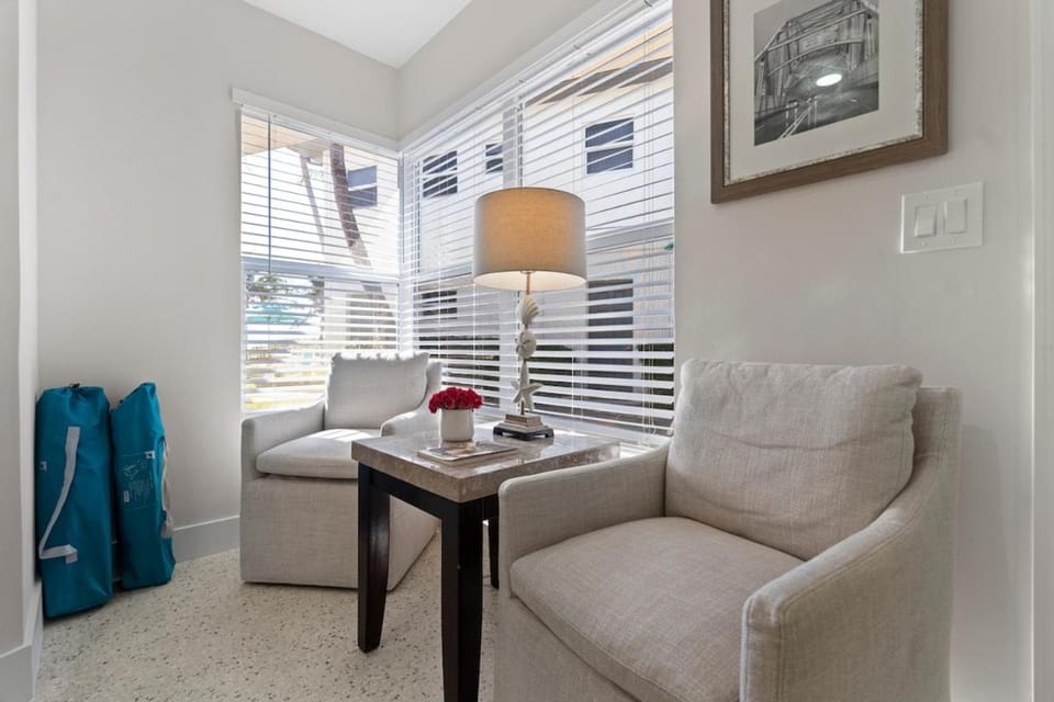 Pool Beachfront Studio Apartment in Lauderdale-by-the-Sea