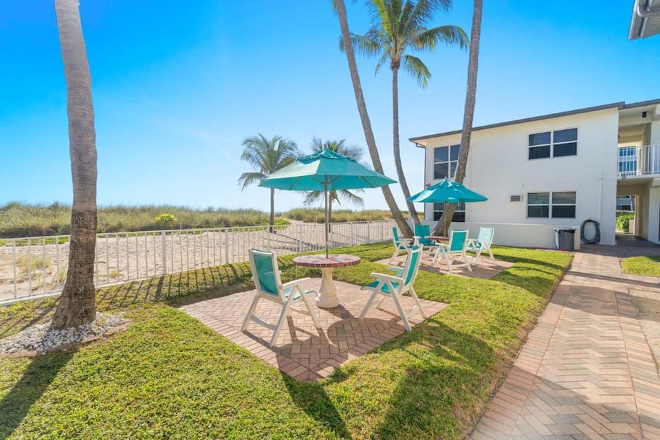 Pool Beachfront Studio Apartment in Lauderdale-by-the-Sea
