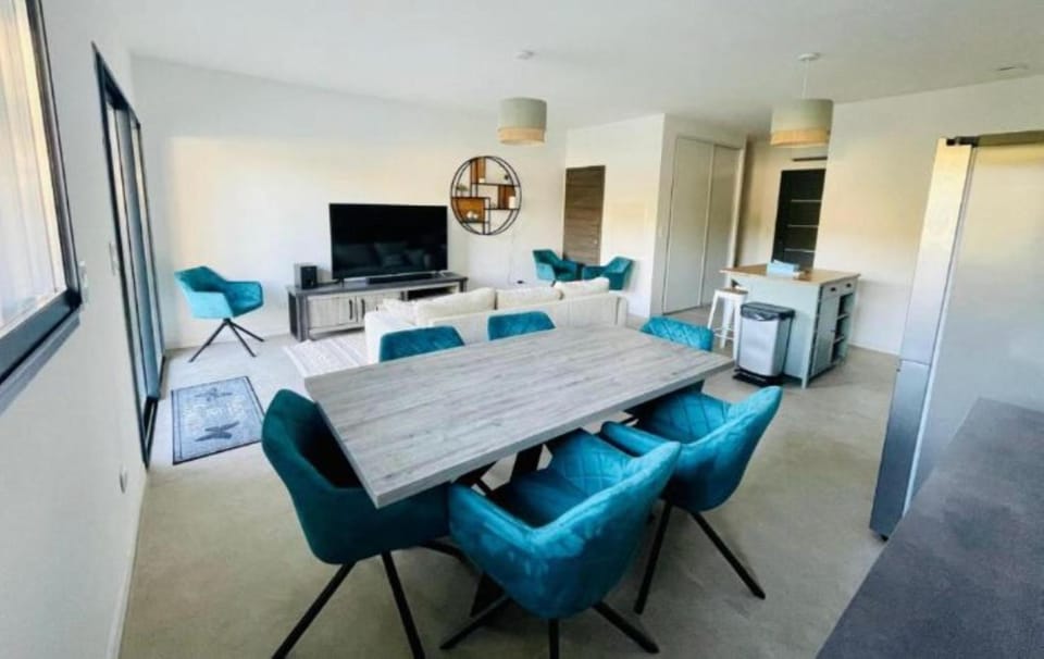 Communal lounge/ TV room, TV and multimedia, Kitchen or kitchenette, Living room, Seating area, Dining area, air conditioner