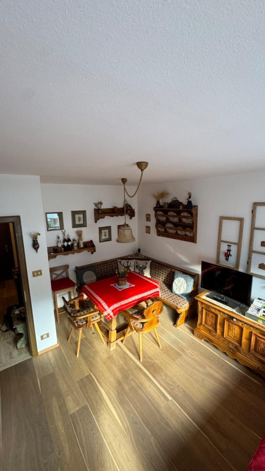 TV and multimedia, Living room, Seating area, Dining area