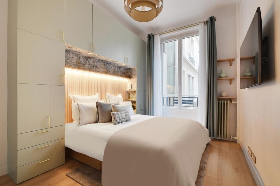 Bed, TV and multimedia, Photo of the whole room, Bedroom