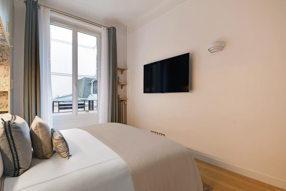 Bed, TV and multimedia, Photo of the whole room, Bedroom