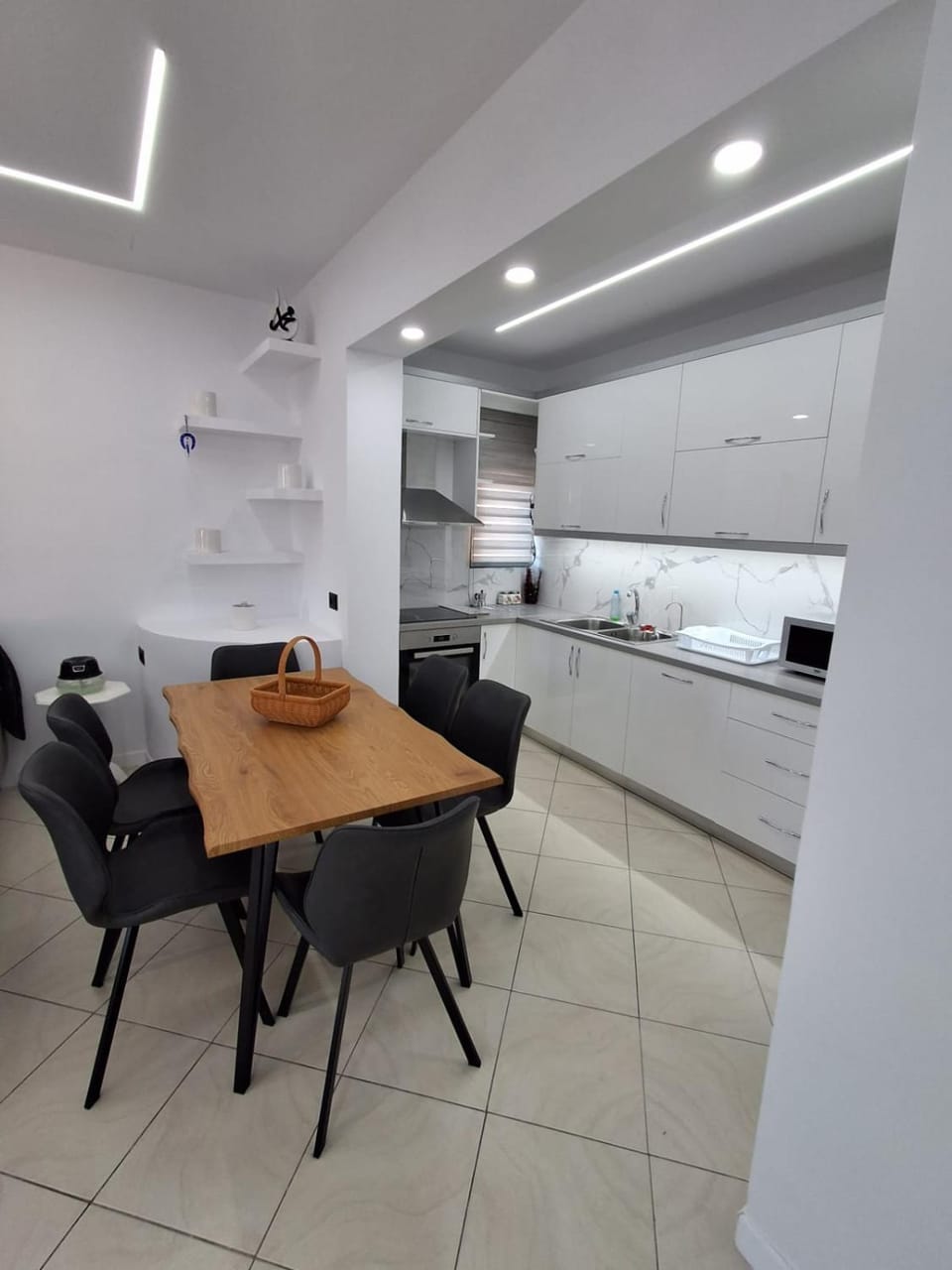 Dining area, kitchen
