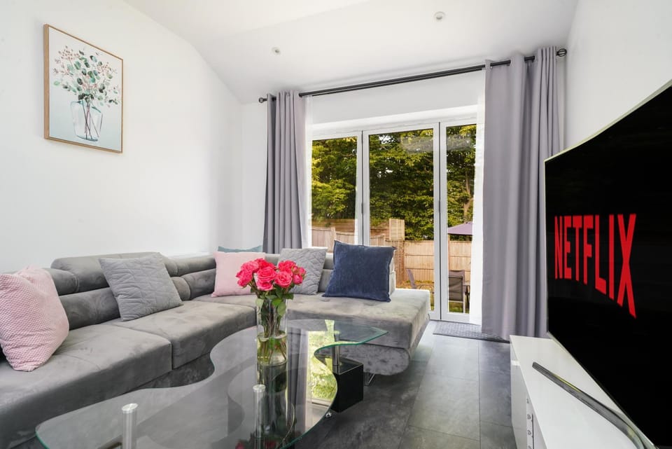 Near Wembley Ground Floor Flat with Garden & Parking Apartment in Wembley