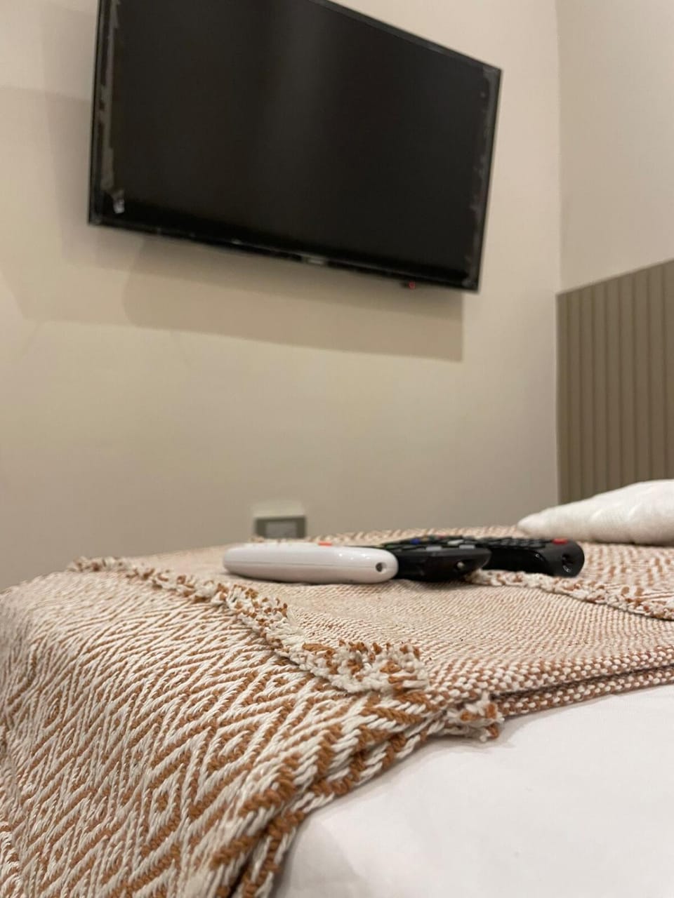 Bed, TV and multimedia, Bedroom