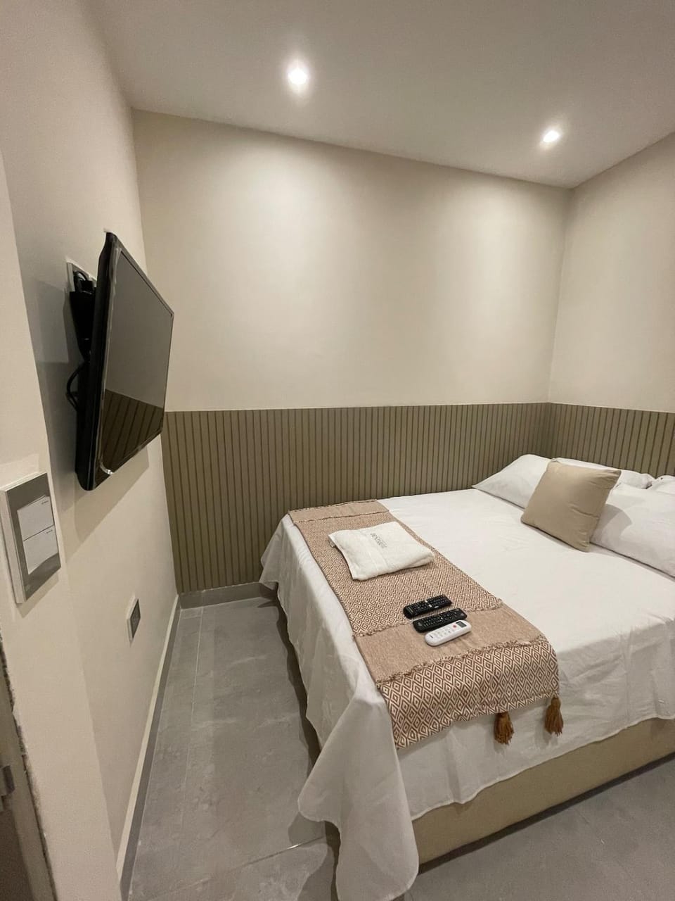 Bed, TV and multimedia, Photo of the whole room, Bedroom, towels