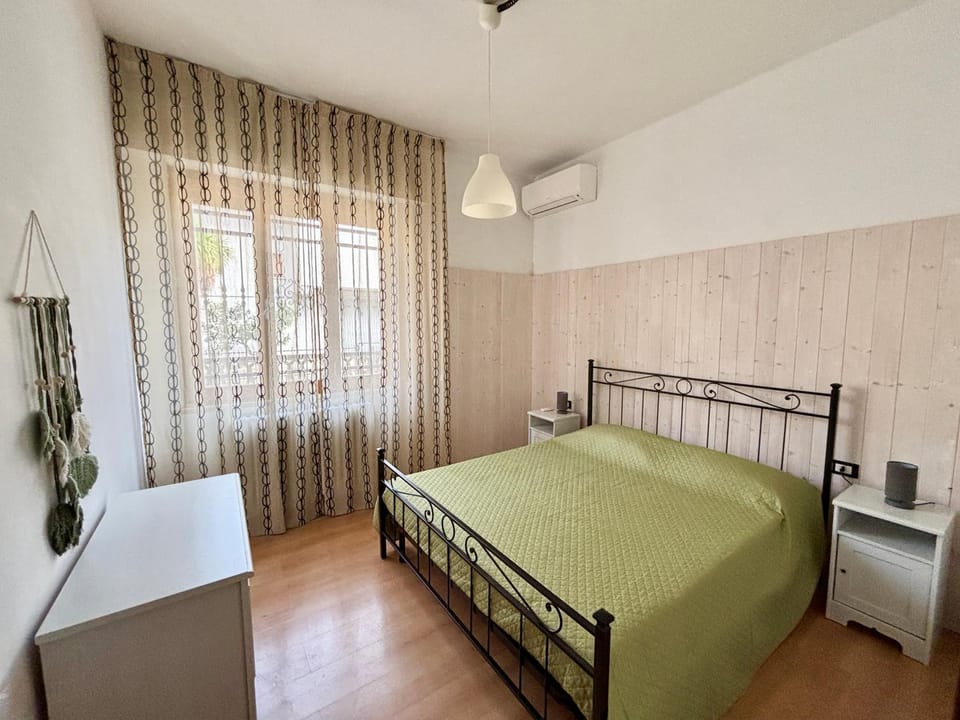 Bed, Photo of the whole room, Bedroom, air conditioner