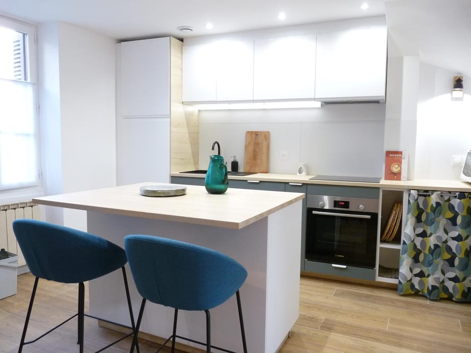Kitchen or kitchenette, oven, stove