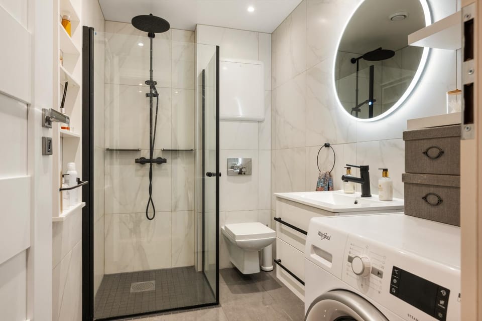 Shower, Toilet, Bathroom, towels, washing machine