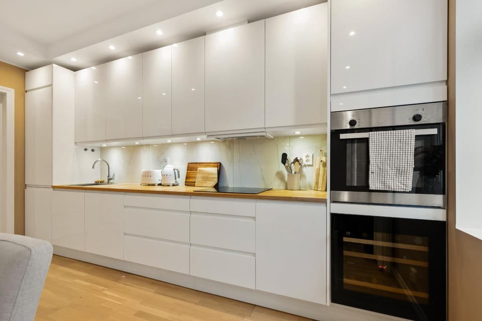 Coffee/tea facilities, dishwasher, oven, stove