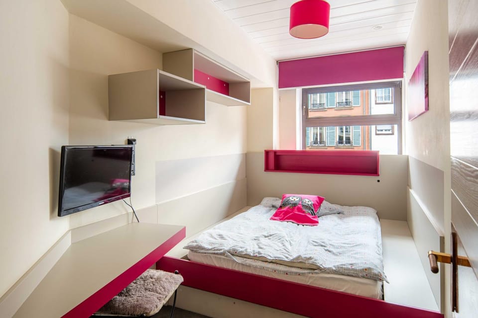 Bed, TV and multimedia, Photo of the whole room, Bedroom