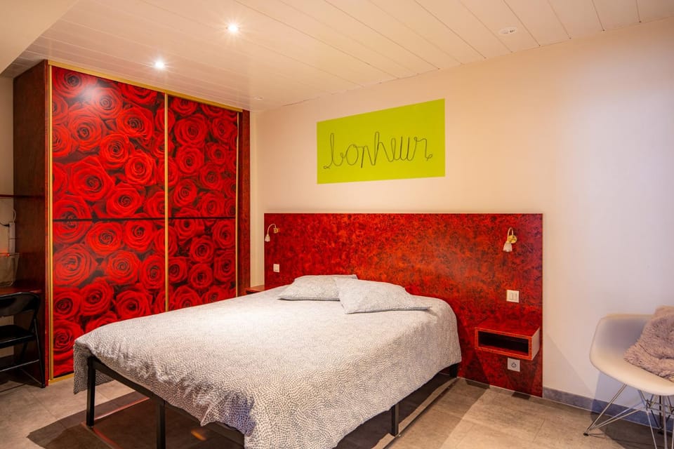 Bed, Photo of the whole room, Bedroom