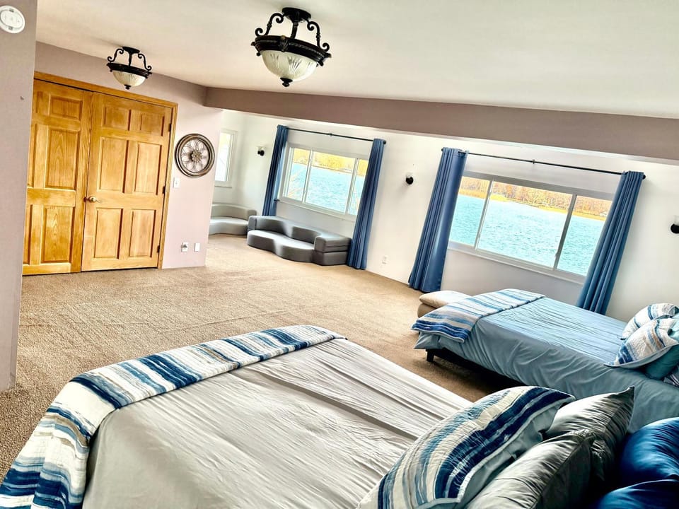 Lakefront Paradise with 7 beds - Fishing - Swimming House in Algonac