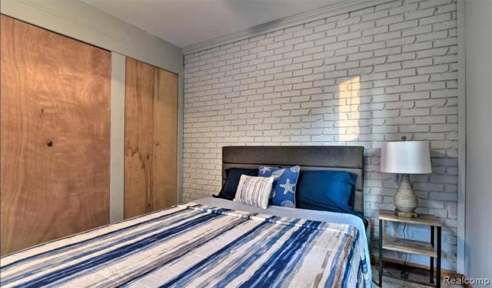 Lakefront Paradise with 7 beds - Fishing - Swimming House in Algonac