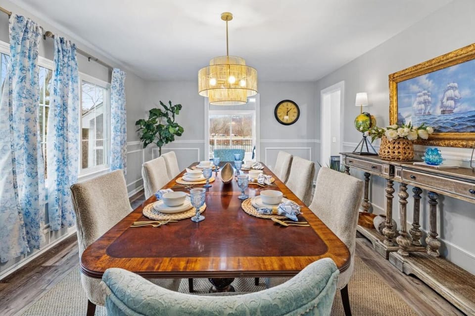 Island Gem-Riverfront, Near RMU SportsCenter-4 BR House in Moon Township