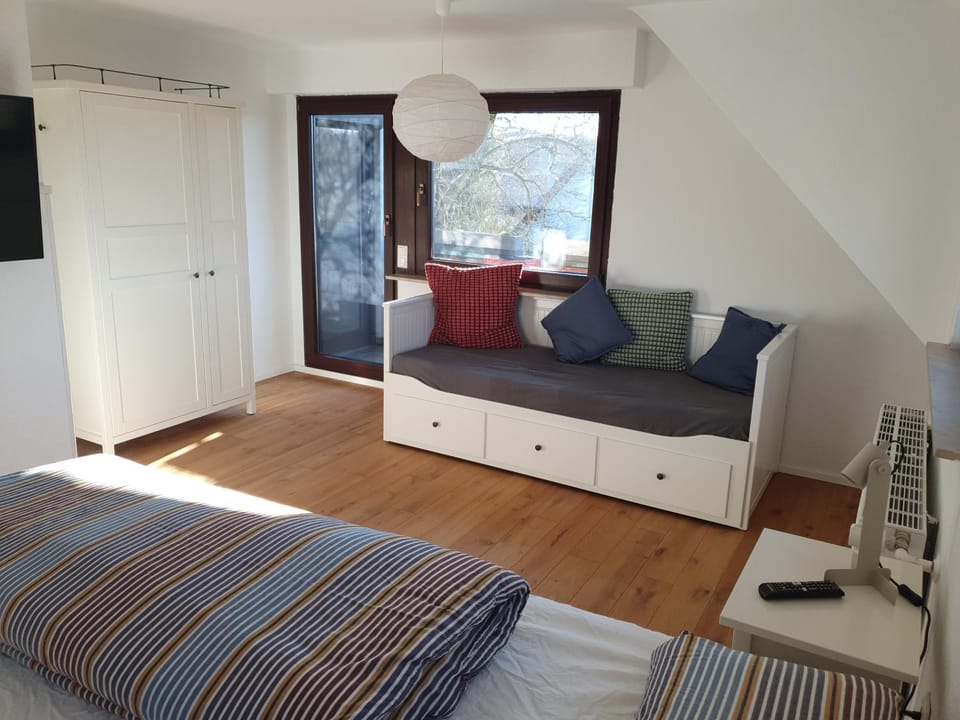 Bed, TV and multimedia, Photo of the whole room, Seating area, Bedroom