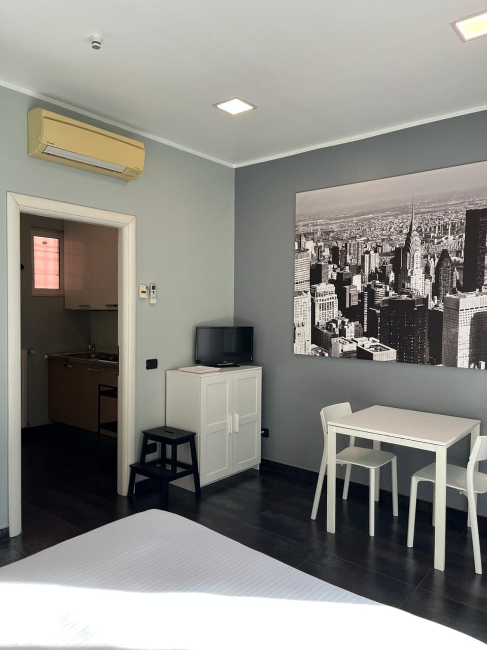 TV and multimedia, Living room, Seating area, kitchen, air conditioner