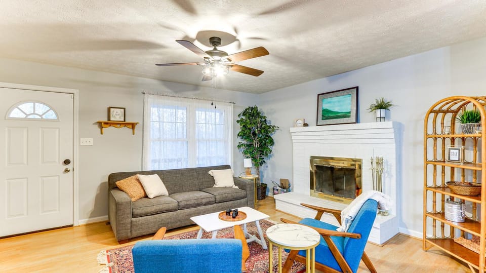 Forest Views, Deck and Fireplace Fort Valley Escape House in Shenandoah Valley