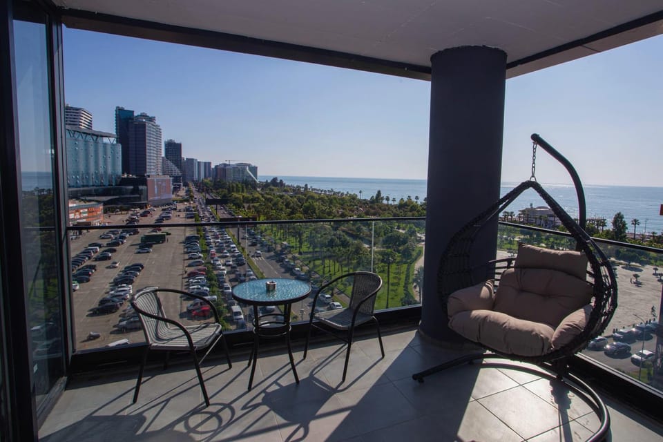 Day, Natural landscape, View (from property/room), Living room, Seating area, City view, Sea view