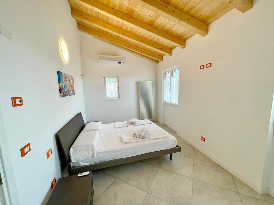 Bed, Bedroom, towels