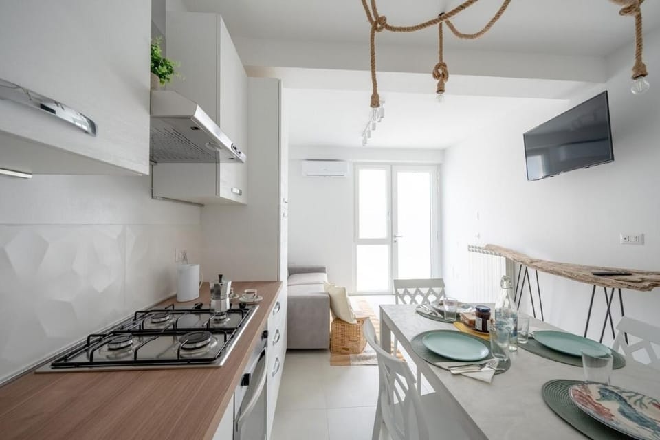 Kitchen or kitchenette, Dining area, stove