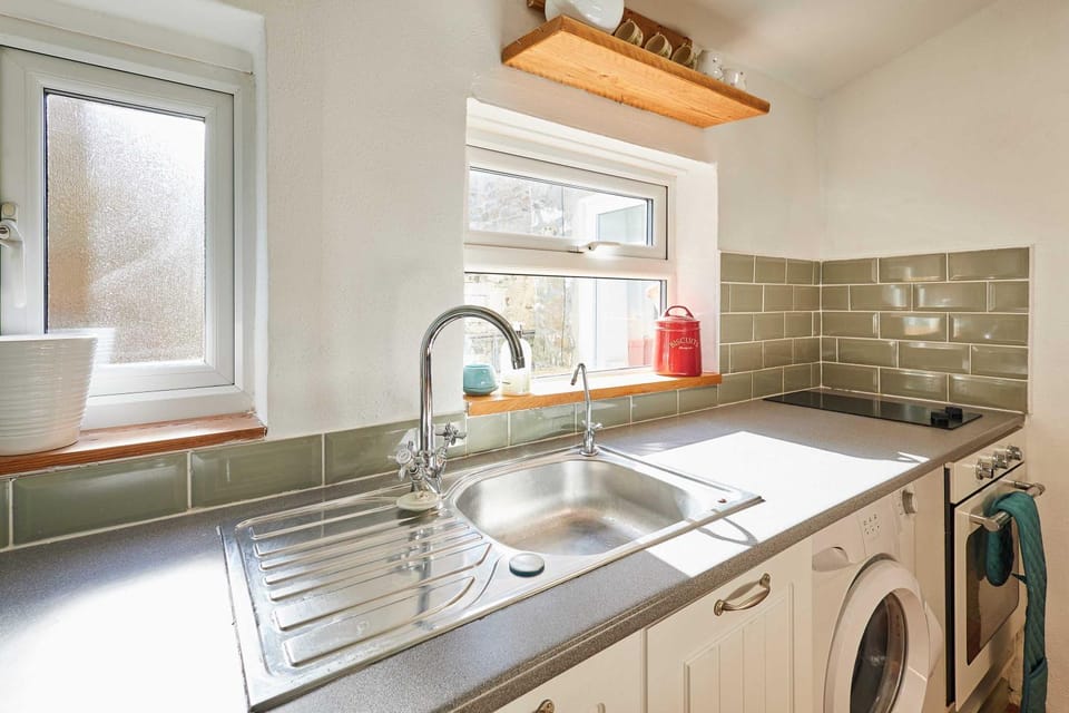 Kitchen or kitchenette, washing machine