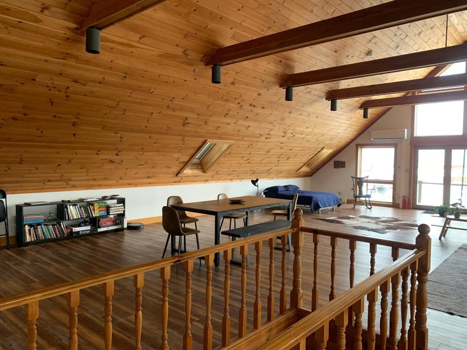 Charming barn loft - all amenities on 60 acre farm in the White Mountains of NH House in Lancaster