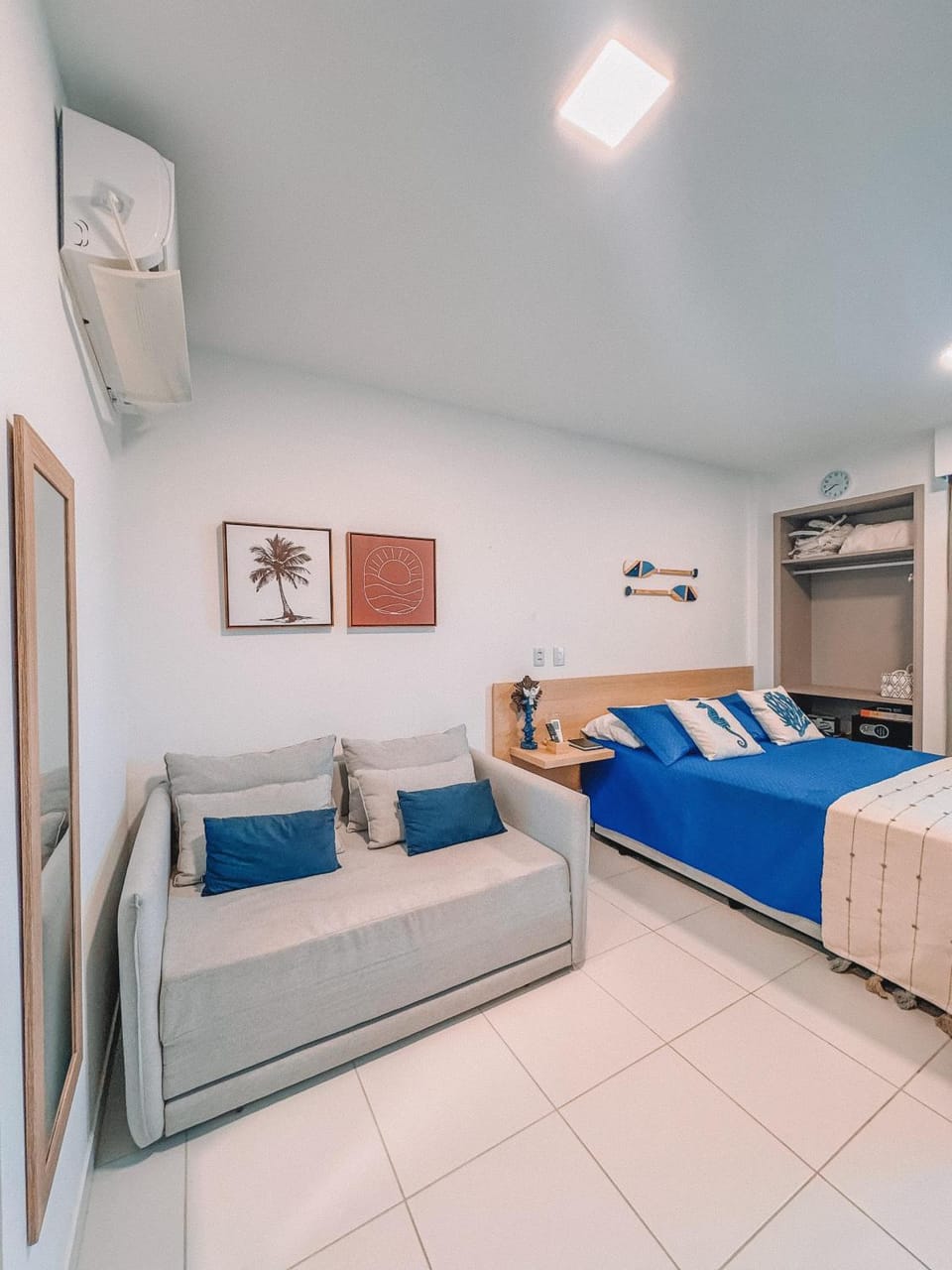 Bed, Living room, Seating area, air conditioner