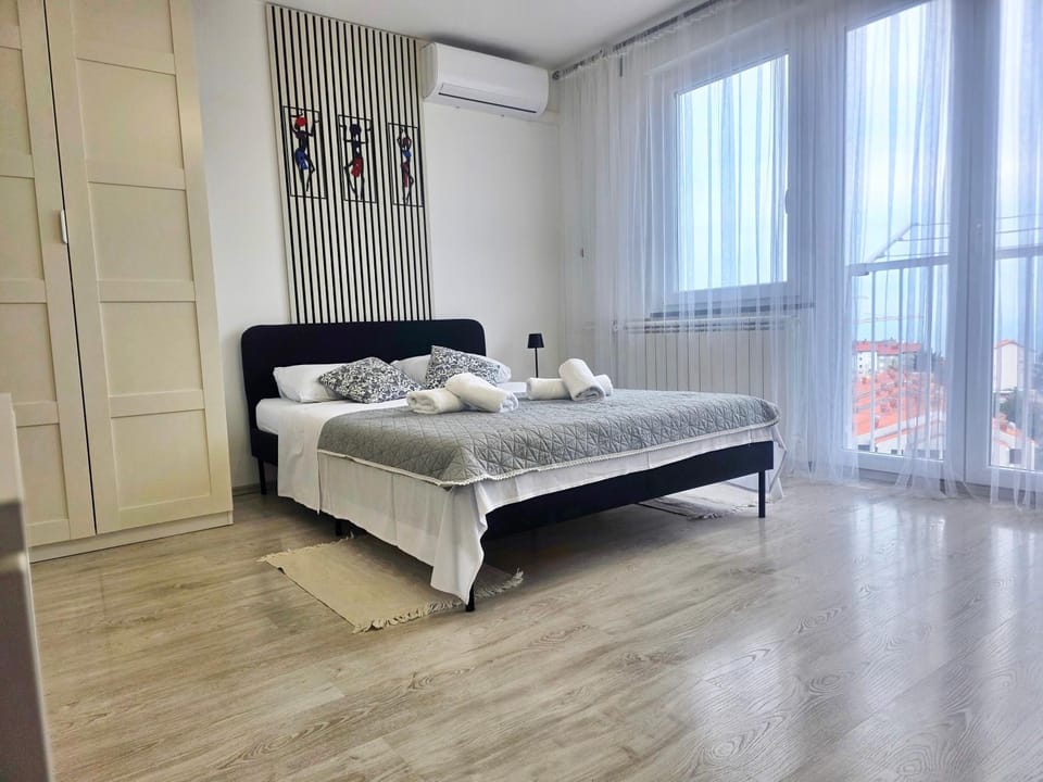 Bed, Photo of the whole room, towels