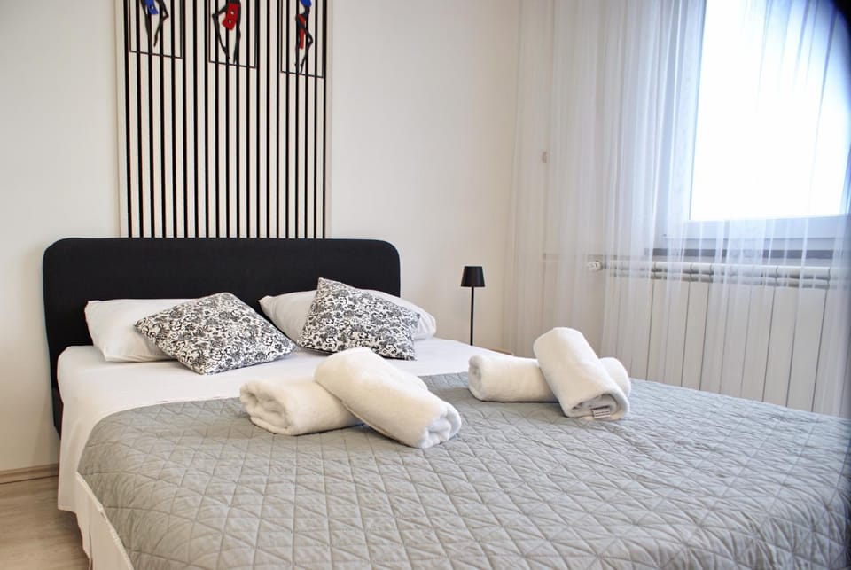 Bed, Bedroom, towels