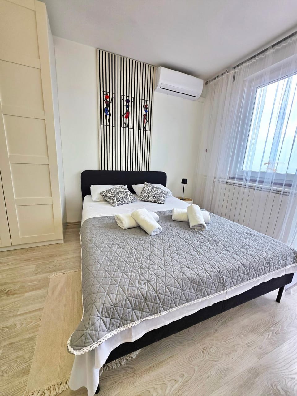 Bed, towels, air conditioner