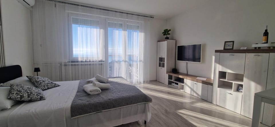 Bed, TV and multimedia, Evening entertainment, Bedroom, towels