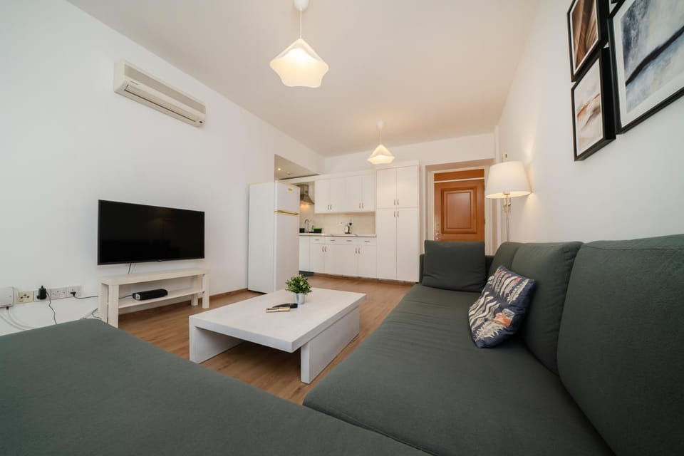 TV and multimedia, Kitchen or kitchenette, Living room, Seating area, air conditioner